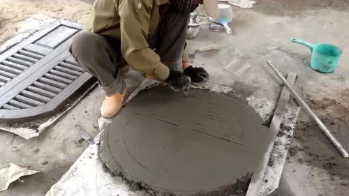 工人用水泥制作一个井盖,手艺真心不错